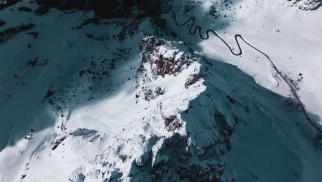 vuelo aéreo de drones sobre majestuosos picos de las montañas dolomitas, italia