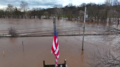 Bandera-Americana-Ondeando-Sobre-Un-Parque-Inundado-En-EE.UU.