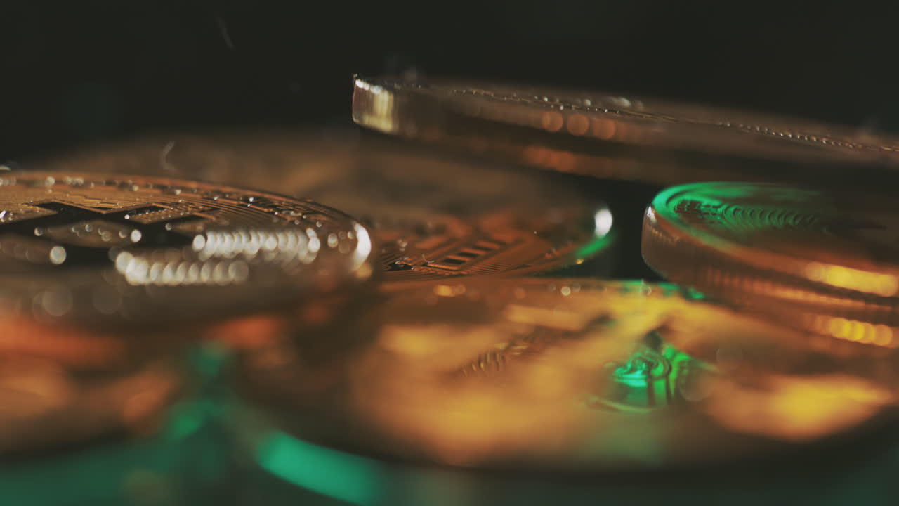 쌓인 비트코인 동전의 클로즈업