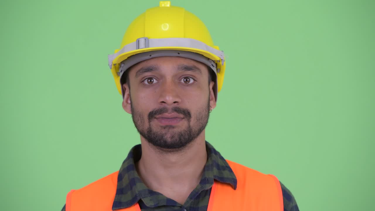joven persa barbudo y guapo trabajador de la construcción
