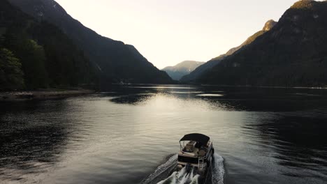 Toma-Aérea-De-Un-Barco-En-El-Brazo-Indio,-Un-Océano-En-Vancouver,-Canadá