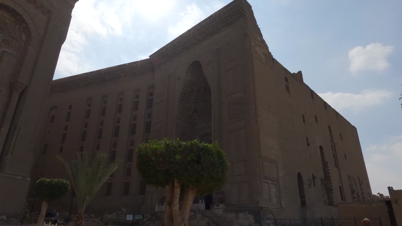 близкий вид внешнего фасада медресе мечети султана хасана. каир, египет. низкий угол. ручная ручка.