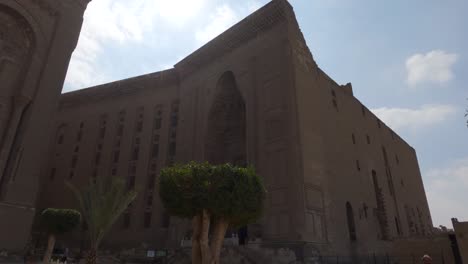 vista de cerca de la fachada externa de la mezquita del sultán hassan madrasa. cairo, egipto. ángulo bajo. manija de mano.