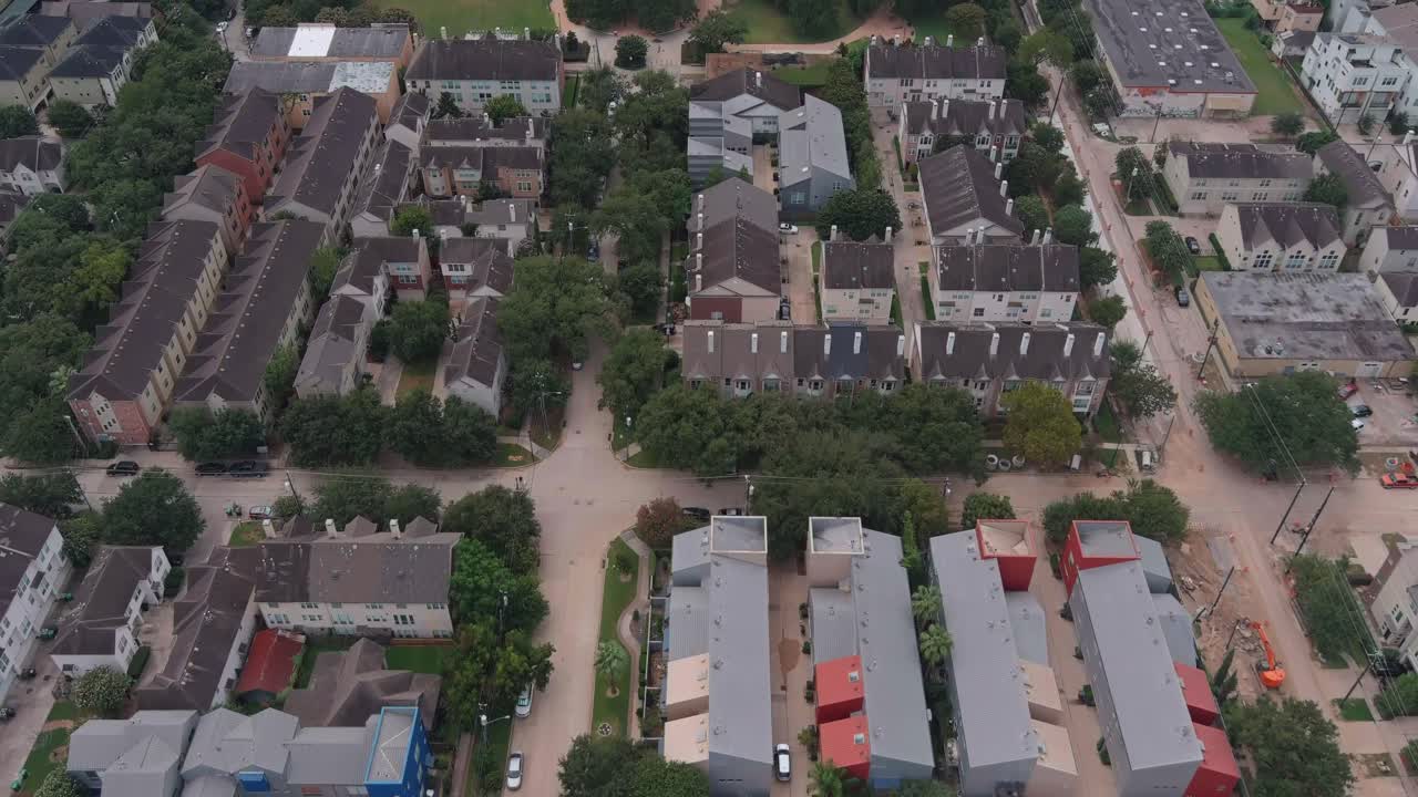 vista aérea de casas prósperas recién construidas en houston y sus alrededores