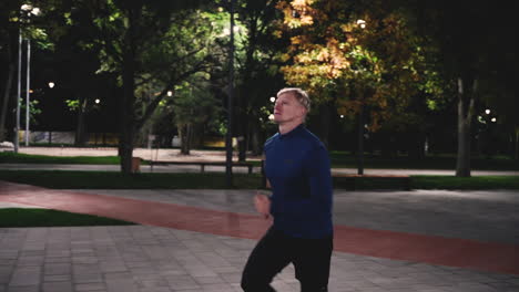 Hombre-Rubio-Concentrado-Corriendo-En-El-Parque-Por-La-Noche-3