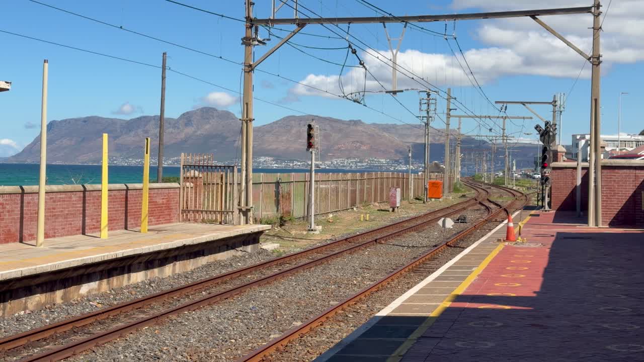 Linea ferroviaria alla stazione di Muizenberg a Muizenberg, vicino a Città del Capo.