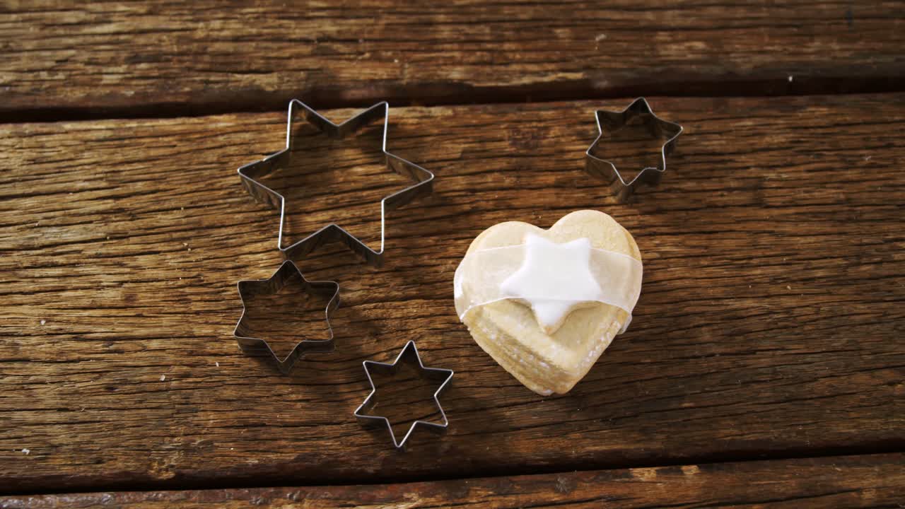 печенье и печенье на деревянной доске 4k