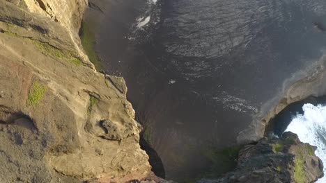 costa rocosa, la vista de un volcán colapsado