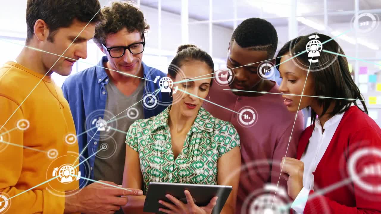 animación de la red de conexiones a través de diversas personas de negocios que usan tablets