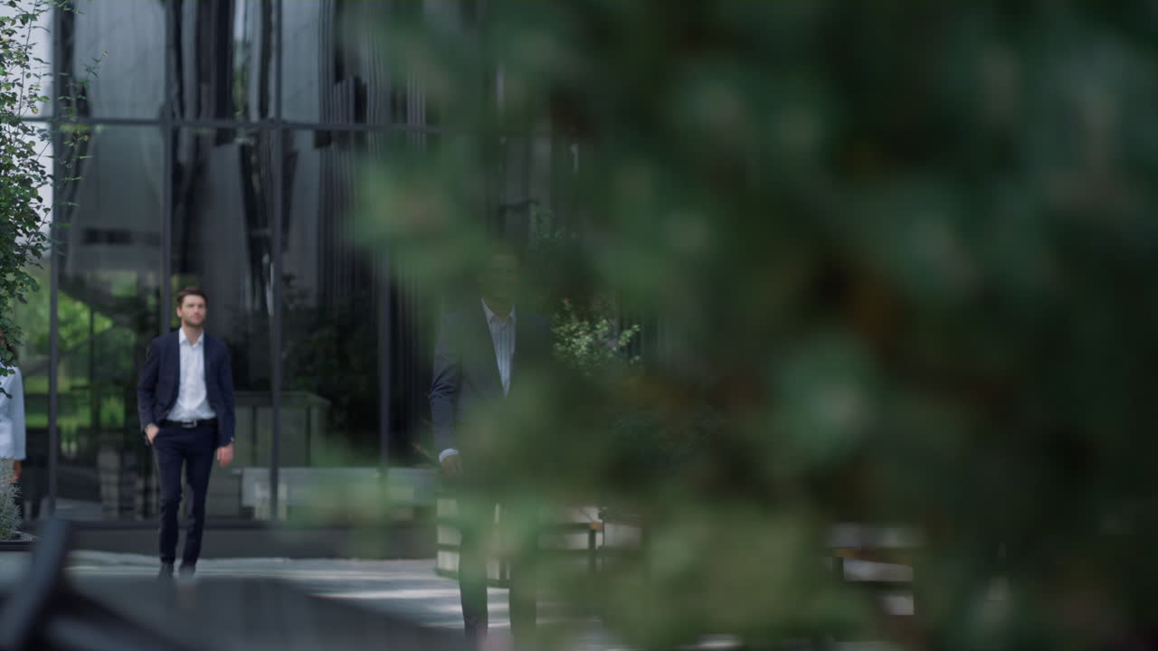 미소 짓는 성공한 사업가 의상을 입고 오피스 빌딩을 고 있습니다.