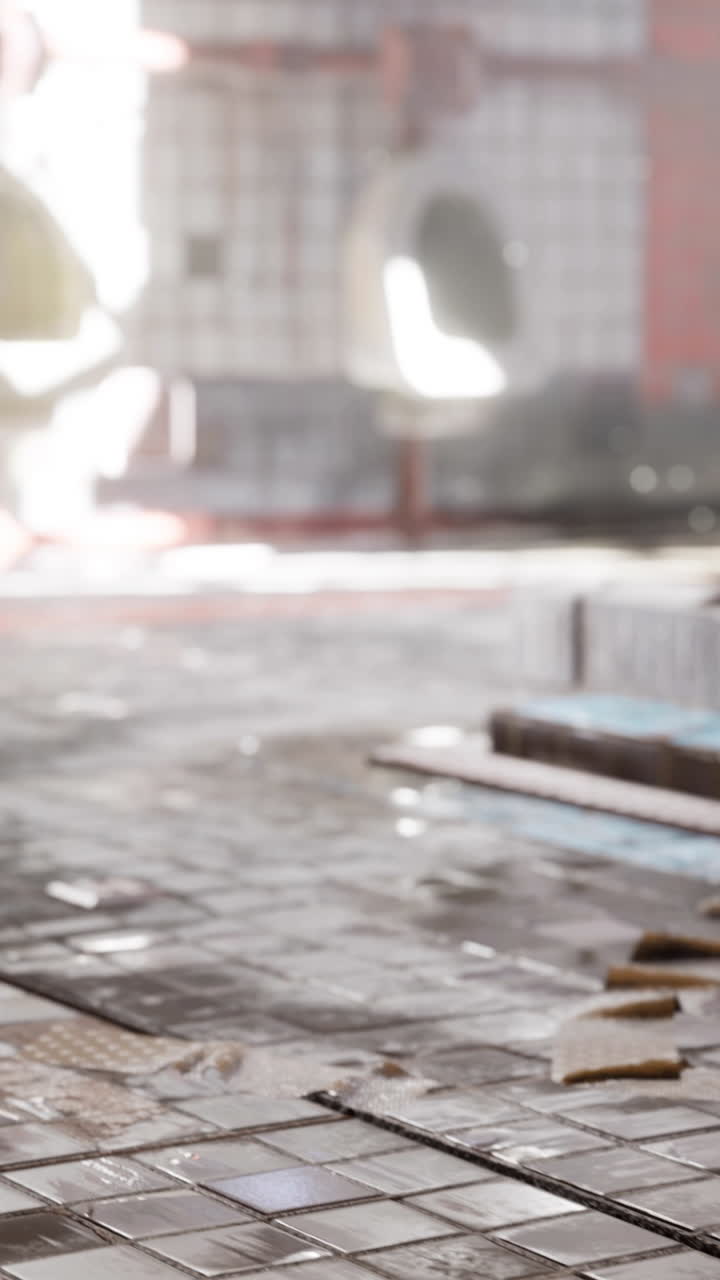 밝은 조명을 가진 버려진 오래된 공공 화장실