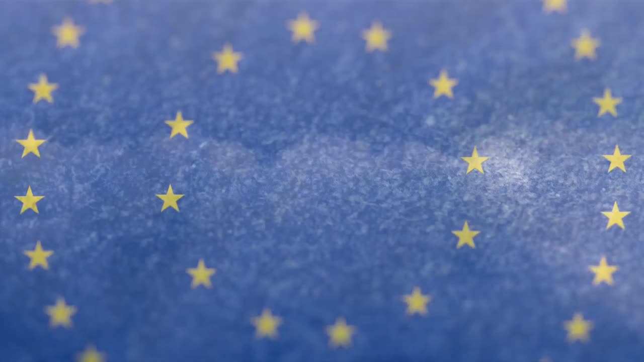 Animation af EU-flaget med roterende stjerner over en himmel med skyer