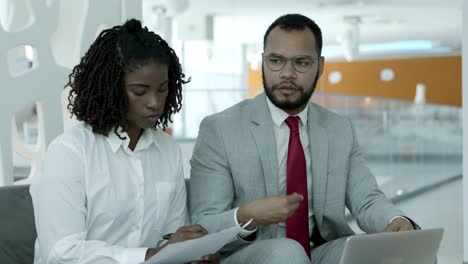 gente de negocios seria discutiendo el trabajo