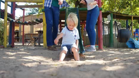 Familie-Spielt-Auf-Dem-Spielplatz-4k