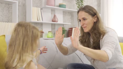 la madre está educando en casa a su hija pequeña.