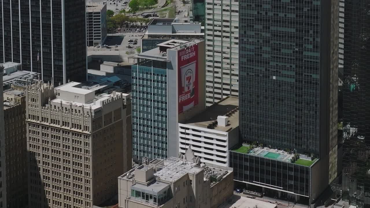 Vista do horizonte do centro de Dallas com edifícios comerciais e área de estacionamento