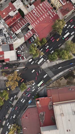 Busy-intersection-with-crosswalks-on-a-bustling-avenue-in-Mexico-City,-vertical-mode