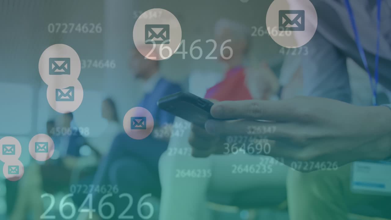 анимация меняющихся номеров и икон сообщений над средней частью человека, использующего смартфон.