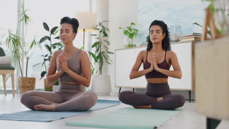 dos mujeres meditando