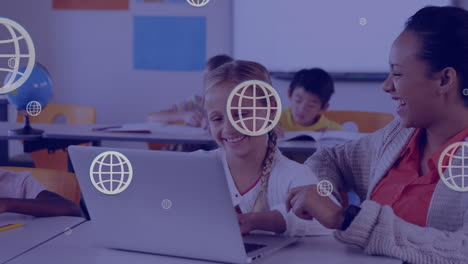 animación de iconos web sobre maestra afroamericana y chica caucásica usando una computadora portátil