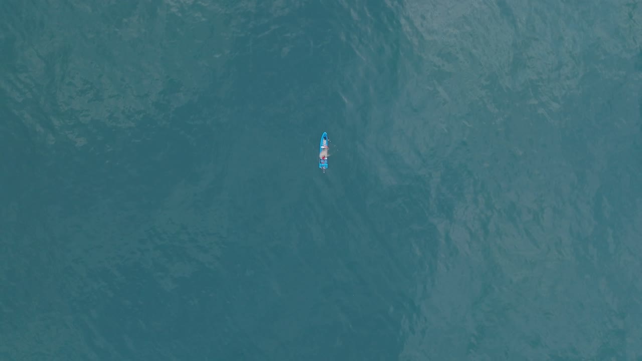 vista aérea de arriba hacia abajo de un pequeño barco de pesca en el mar el tunco el salvador