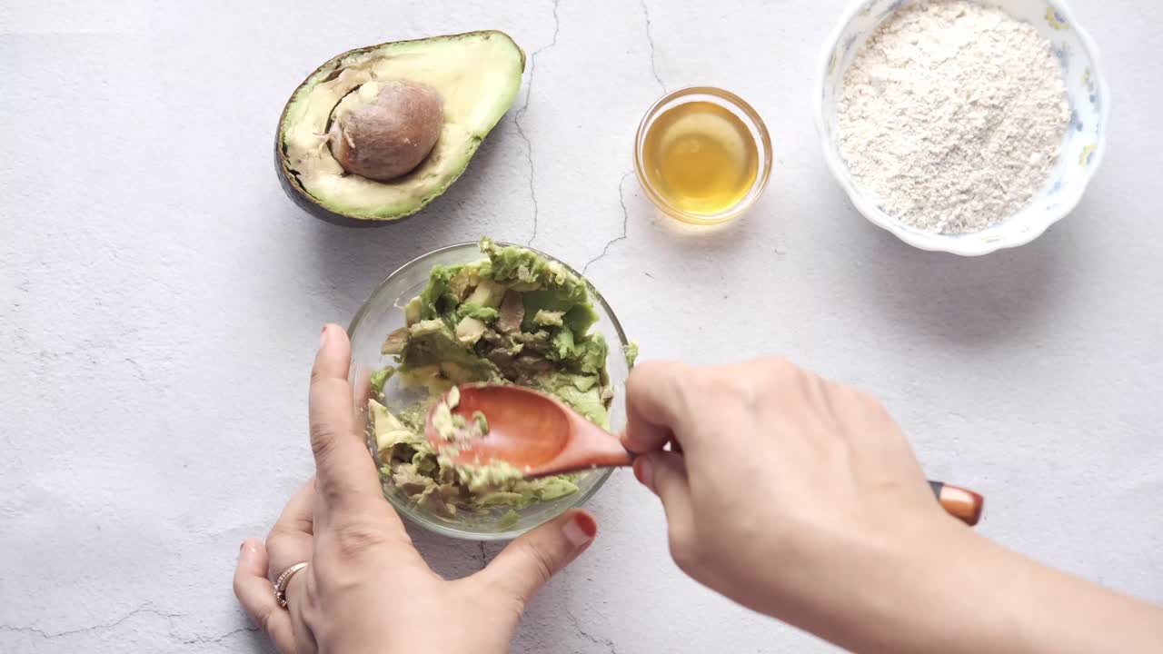 가정용 아보카도 얼굴 마스크 준비