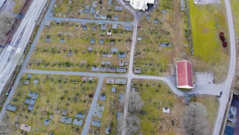 volando por encima del cementerio fuera de la iglesia bjorketorp en la ciudad de ravlanda, harryda, suecia