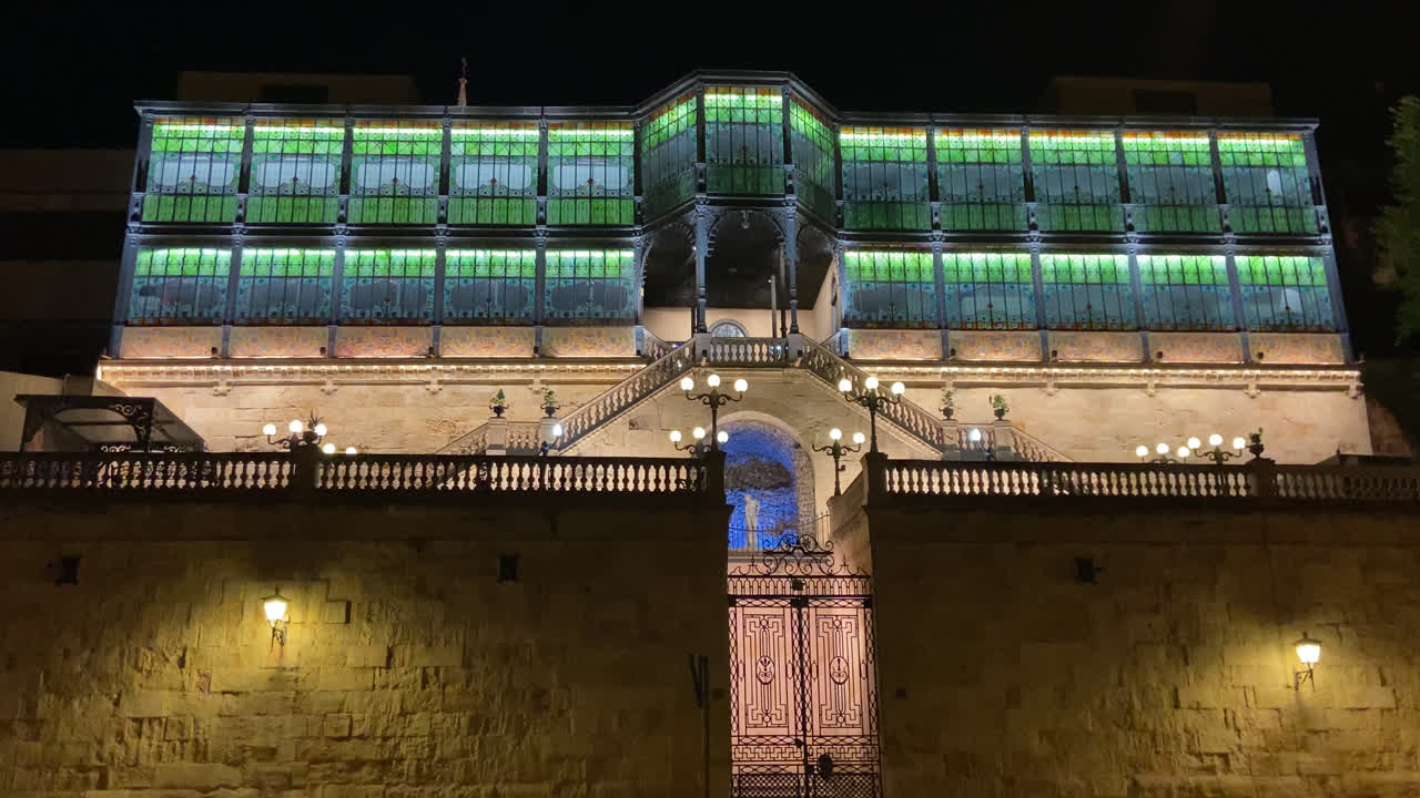 hermosa toma general de "la casa de lis", famoso lugar en salamanca, españa para la noche de verano