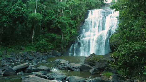 Impresionante-Toma-Aérea-De-Establecimiento-Lento-Del-Río-Con-Una-Enorme-Cascada-En-La-Selva-Verde-Brasileña