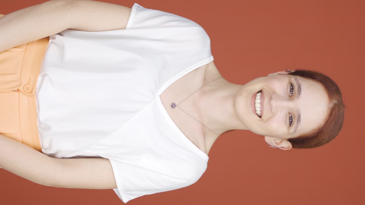 vídeo vertical de una mujer haciendo dinero con sus manos.