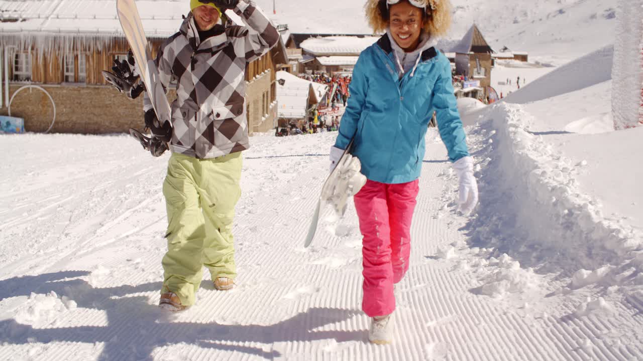 una pareja joven caminando en la fuerte nieve de invierno