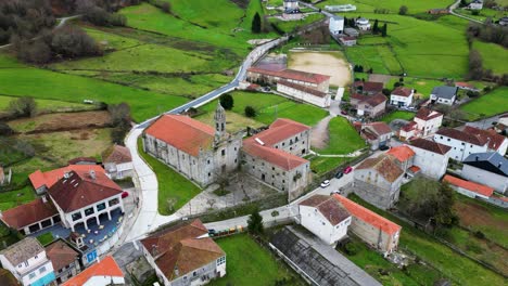 Inclinación-Rápida-Hacia-Arriba-Dolly-Aérea-Del-Monasterio-De-Santa-María-De-Xunqueira