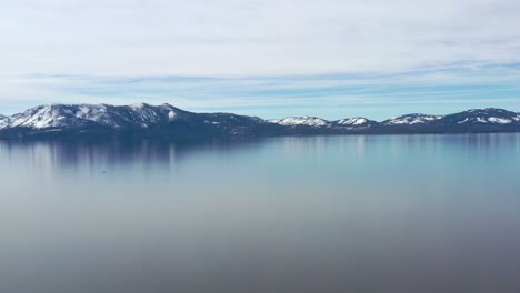 Lake-Tahoe-With-Snowy-Mountain-Views-In-California,-USA