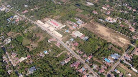 Luftclip-Von-Abgelegenen-Gebieten-Entlang-Des-Sangkae-Flusses-In-Battambang,-Kambodscha-An-Einem-Sommertag