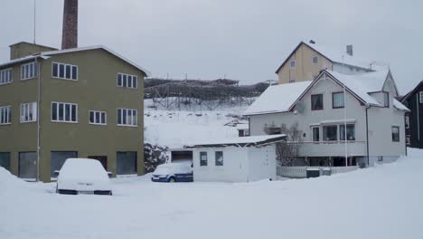 Secadores-De-Bacalao-En-El-Pueblo-De-Henningsvaer,-En-Las-Islas-Lofoten-De-Noruega