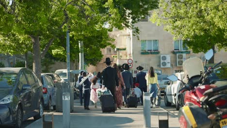 Religiöse-Orthodoxe-Juden-Gehen-In-Die-Altstadt-Von-Jerusalem,-Um-Mit-Der-Familie-In-Der-Alten-Westmauer-Den-Schabbat-Zu-Feiern