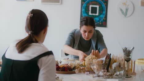 mujer creando un arreglo floral
