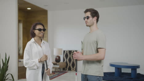 amigos ciegos en un apartamento