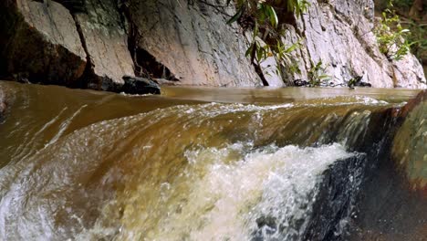 río de agua dulce en brasil después de una rara lluvia durante una sequía