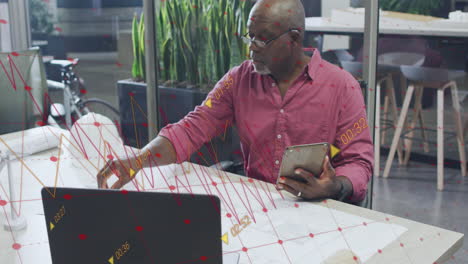 animación del procesamiento de datos sobre un hombre de negocios afroamericano que trabaja en la oficina