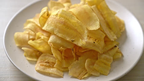 chips de plátano crujientes - plátano en rodajas frito o al horno