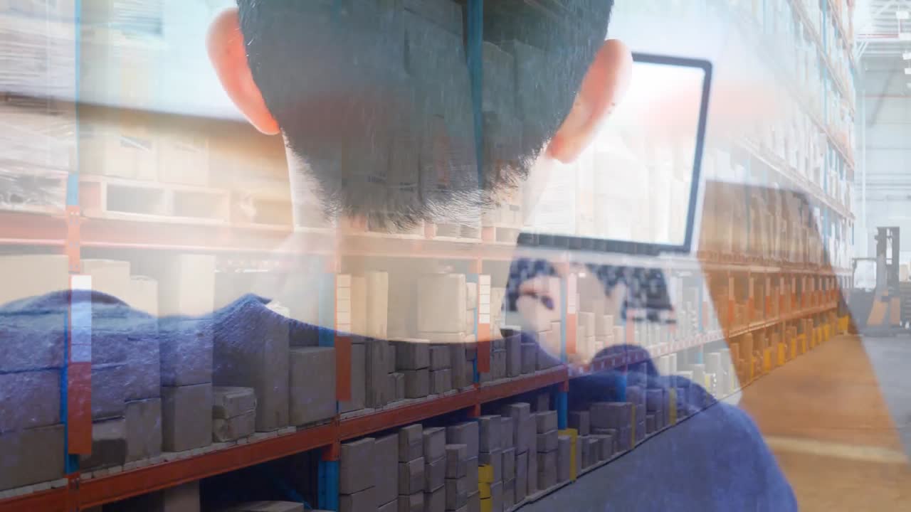 hombre caucásico en distanciamiento social comprando en línea en casa