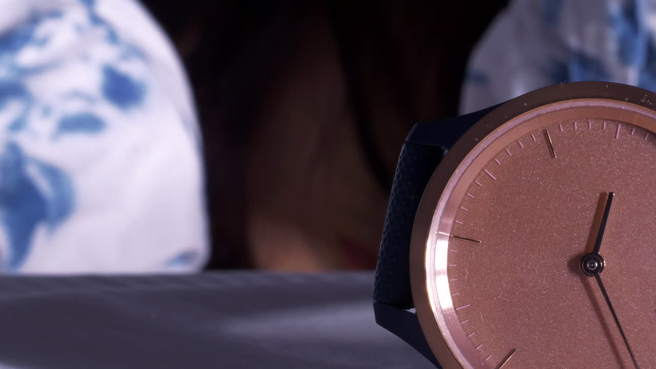 침실에서 빠르게 작동하는 침대 옆 탁상 시계의 시간 경과
