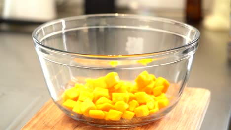 calabaza arrojada en un tazón 4k