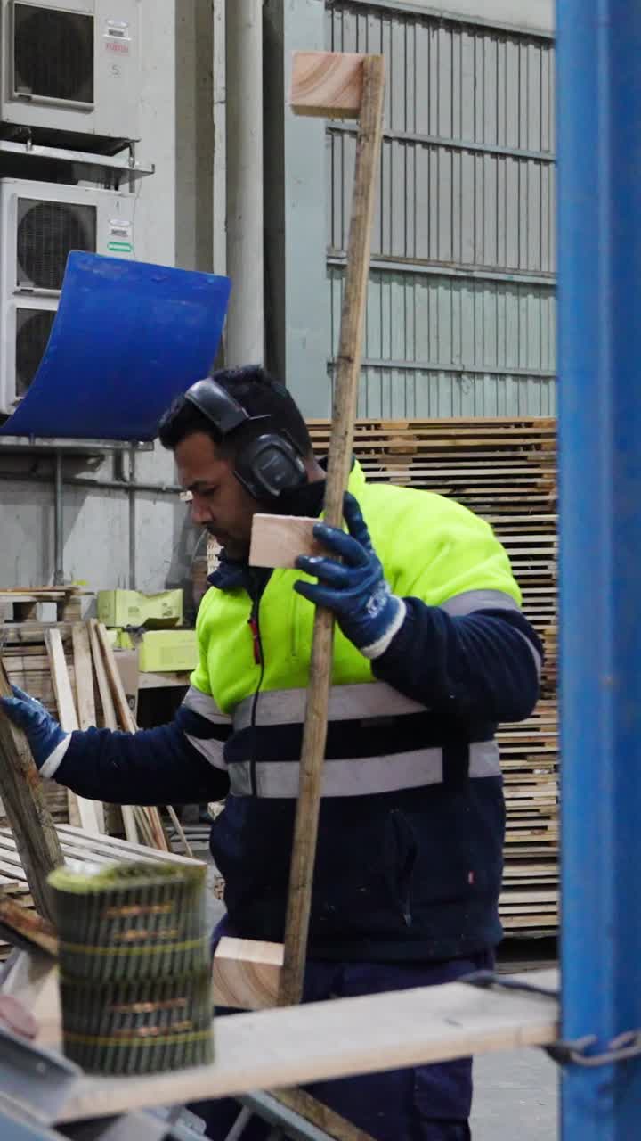 Trabajador de fábrica que opera maquinaria