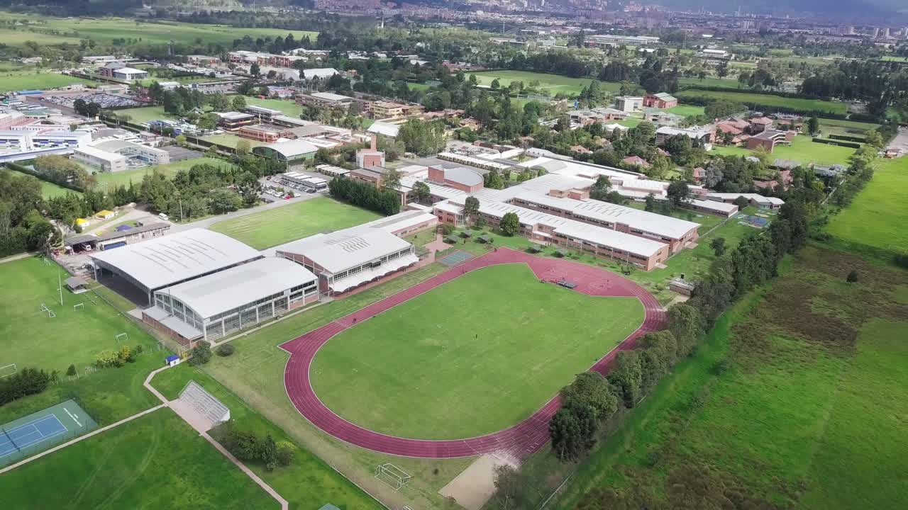 육상 달리기 트랙 을 가진 스포츠 경기장 의 드론 사진