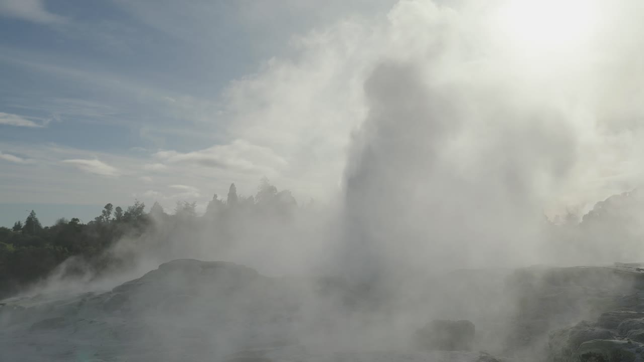 지열 게이저, 로토루아, 뉴질랜드, 슬로우 모션 상징적인 증기성 바위 환경,  ⁇ 은 낮