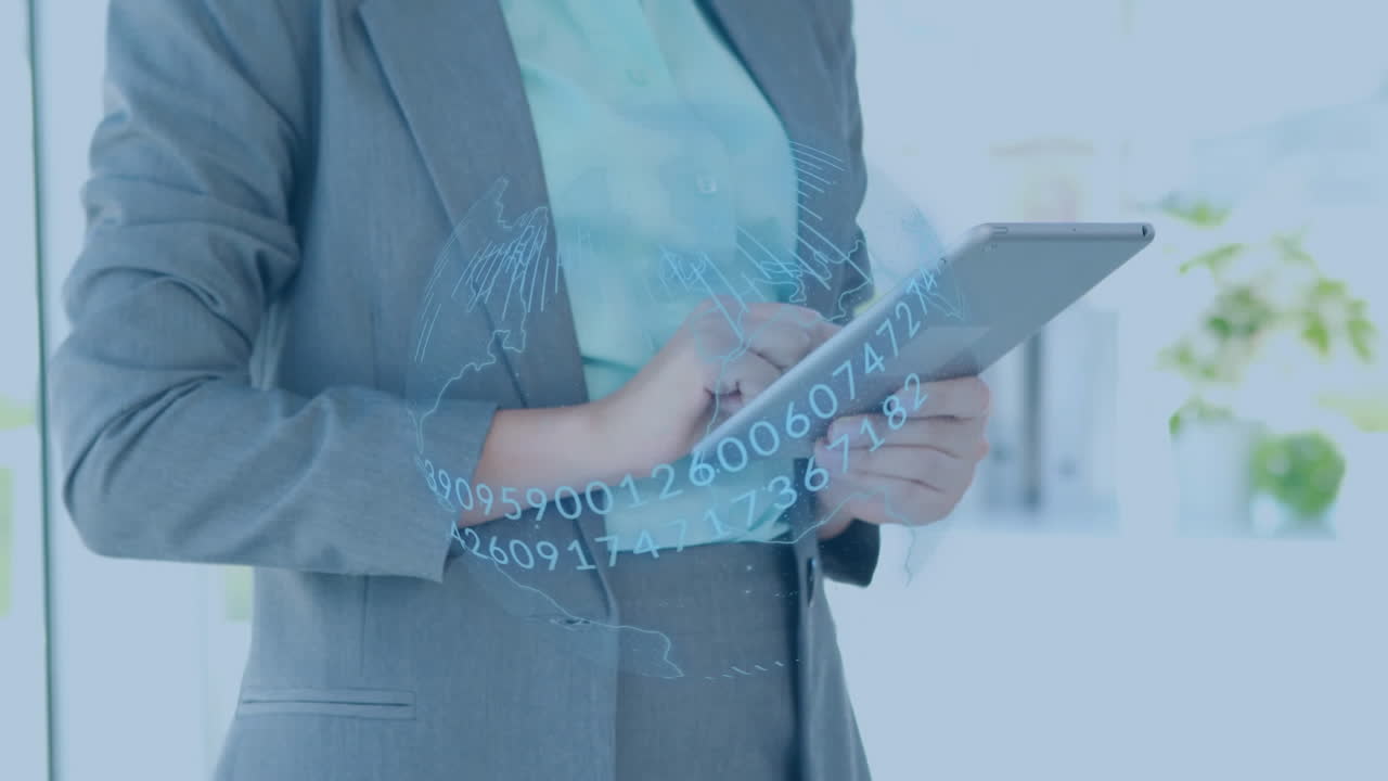 animación del globo azul y procesamiento de datos, sobre una mujer de negocios que usa una tableta