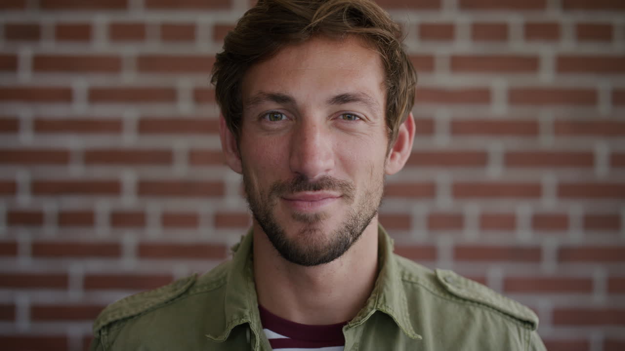 retrato atractivo joven hombre caucásico mirando hacia arriba sonriendo hombre confiado con barba serie de personas reales