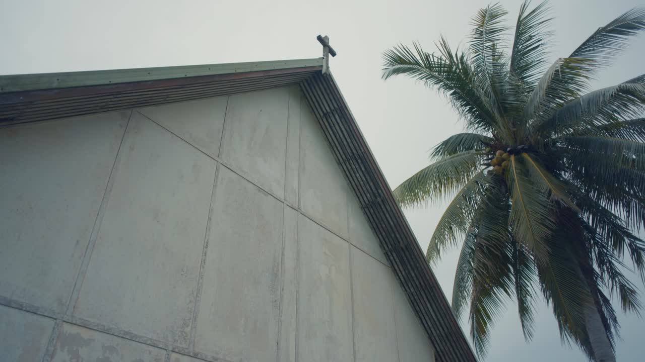 Uma igreja abandonada e desgastada à beira-mar em um dia sombrio.